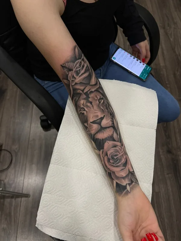 female black and grey realism Tatuaggio su forearm #64278 | Tatuatore Андрей Тихомиров