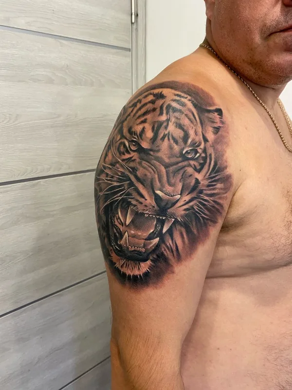 male black and grey realism Tatuaggio su shoulder #64274 | Tatuatore Андрей Тихомиров