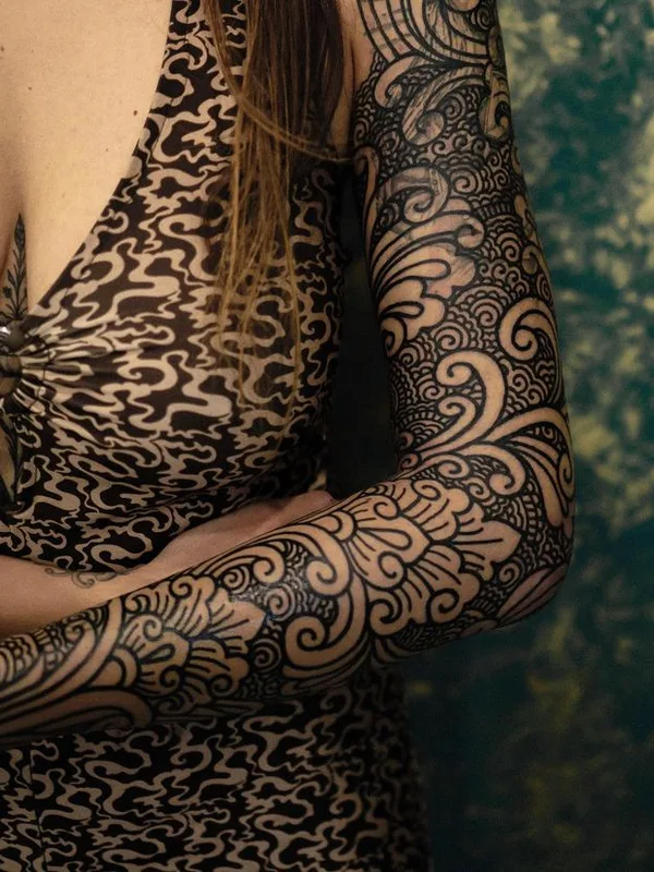 female black blackwork татуировка на full sleeve #65010 | Тату мастер Helen Hitori