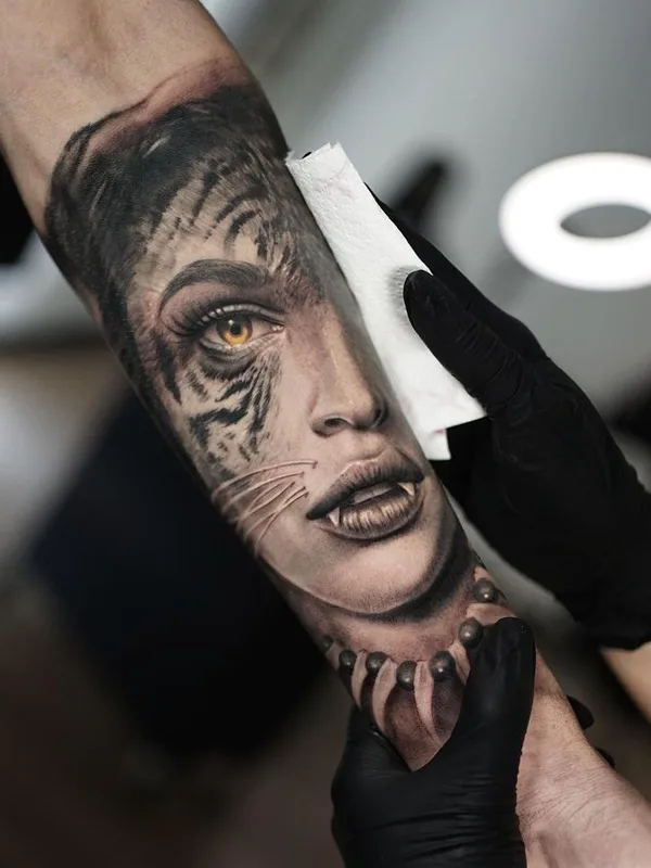 female black and grey realism tatuaje en forearm #66209 | Tatuador Franky Lozano