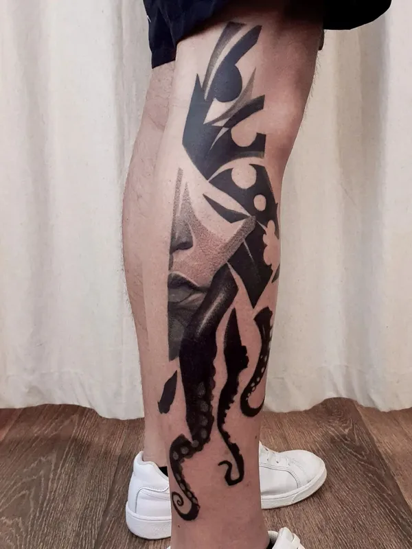 black blackwork tatuaje en calf #55380 | Tatuador Mike Kyrtatas