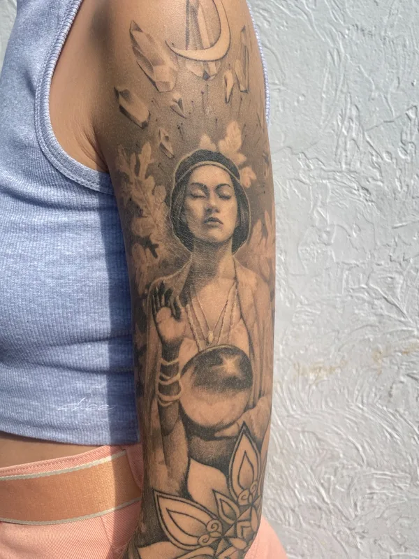 female black and grey realism tatouage sur full sleeve #70604 | Artiste tatoueur chee.tattoo