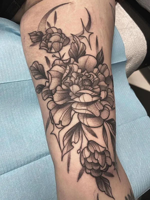 black and grey blackwork 타투 부위 thigh #56459 | 타투이스트 Sara Stigmata