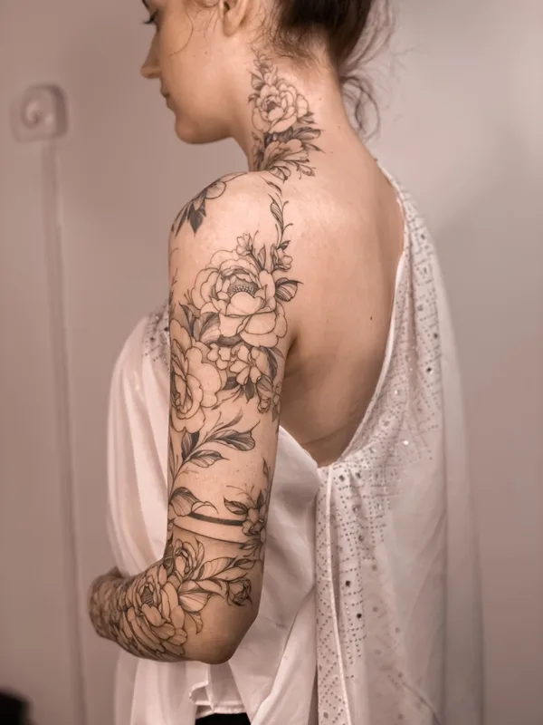 female black and grey fineline tatouage sur full sleeve #60250 | Artiste tatoueur Katrin_Inktattoo