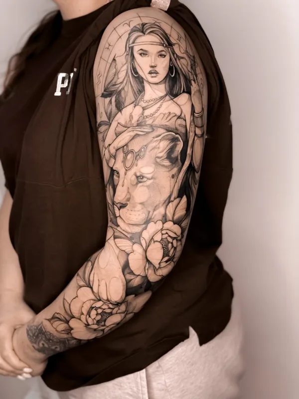 female black and grey realism tatouage sur full sleeve #60246 | Artiste tatoueur Katrin_Inktattoo
