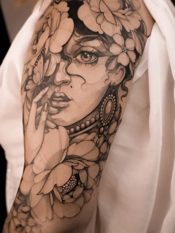 female black and grey realism tatouage sur full sleeve #60249 | Artiste tatoueur Katrin_Inktattoo