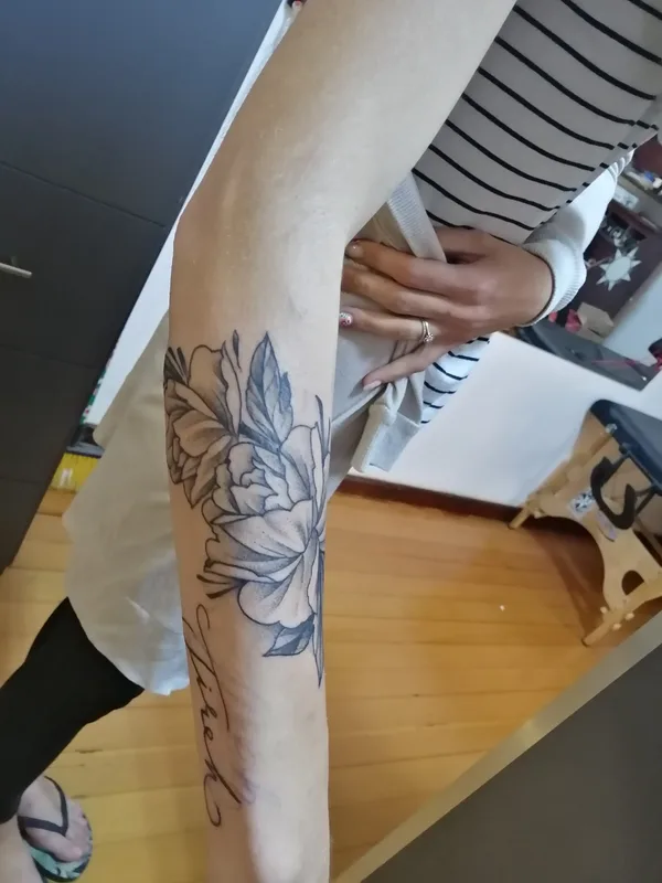 female black and grey black and grey 纹身 在 forearm #46631 | 纹身师 red webz tattoo studio