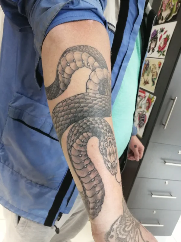 black and grey realism 纹身 在 forearm #46634 | 纹身师 red webz tattoo studio