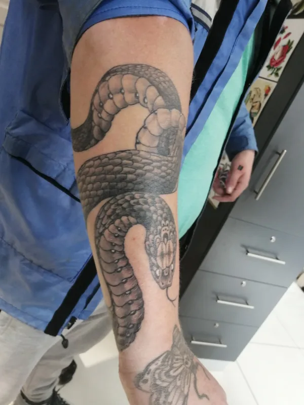 black and grey realism 纹身 在 forearm #46633 | 纹身师 red webz tattoo studio