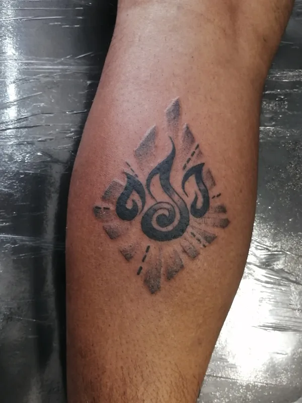 black geometric 纹身 在 calf #46637 | 纹身师 red webz tattoo studio