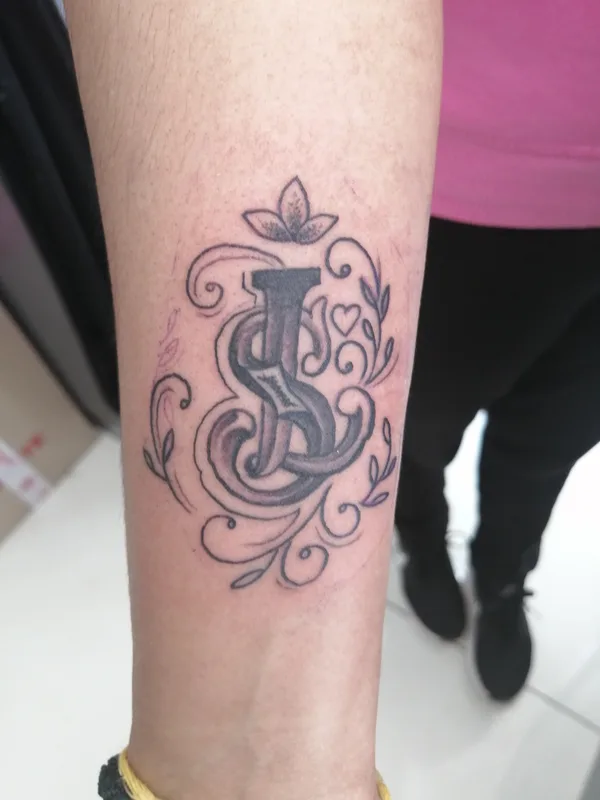 black and grey blackwork 纹身 在 forearm #46636 | 纹身师 red webz tattoo studio