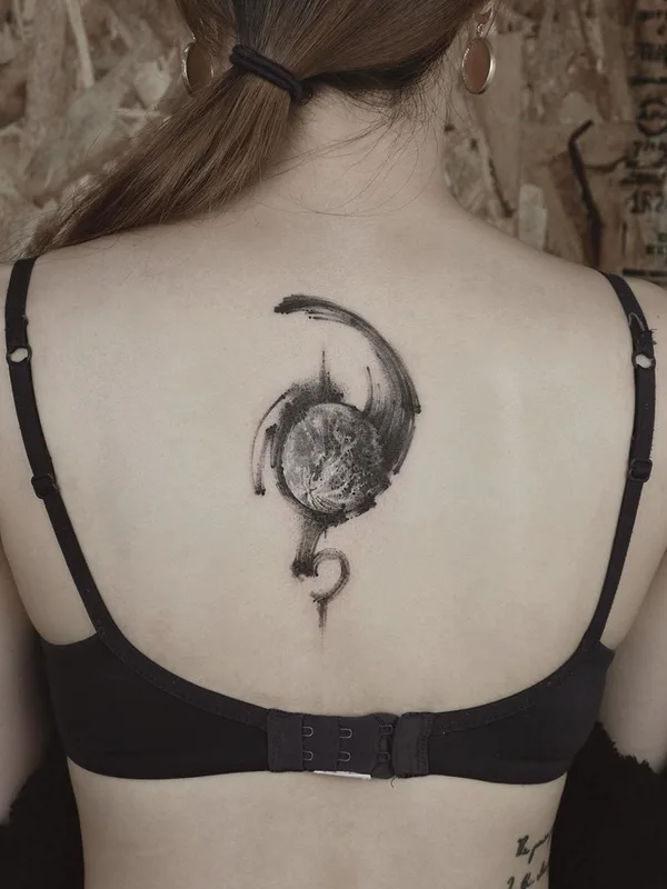 female black and grey abstract tattoo auf upper back #34861 | Tätowierer Ati