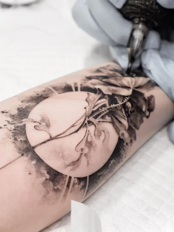 black and grey blackwork tattoo auf forearm #34851 | Tätowierer Ati