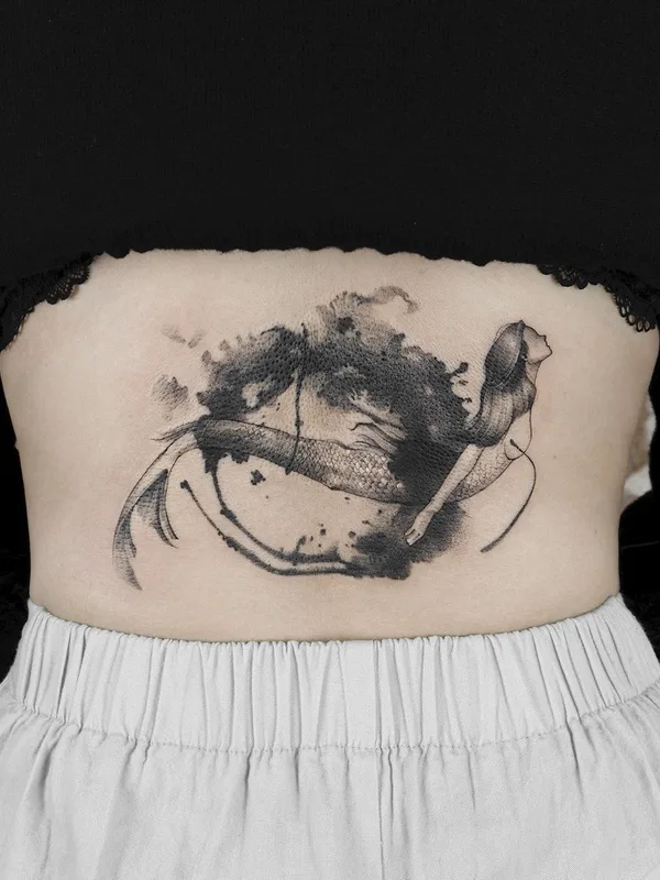 female black blackwork tattoo auf lower back #34862 | Tätowierer Ati