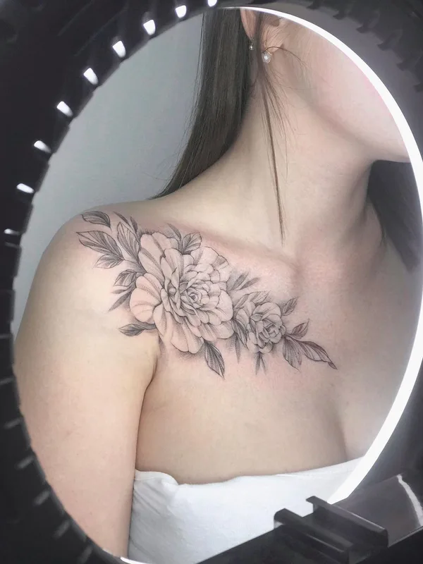 female black and grey black and grey tatuaje en collarbone #50659 | Tatuador Алина Чеботарева