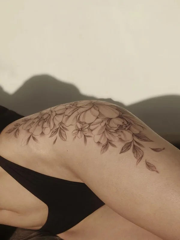 female black and grey botanic tatuaje en thigh #50666 | Tatuador Алина Чеботарева