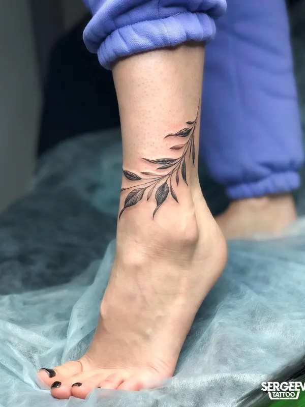female black and grey fineline 纹身 在 ankle #50678 | 纹身师 Сергей Сергеев