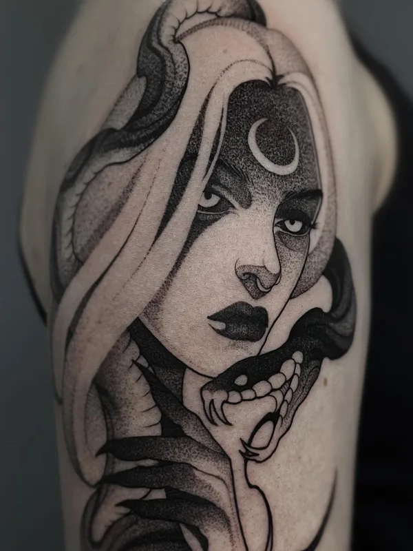 female black and grey blackwork tatouage sur upper arm #50767 | Artiste tatoueur Александра Летягина