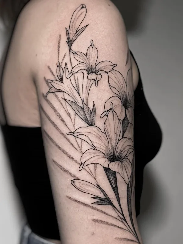 female black and grey linework tatouage sur upper arm #50766 | Artiste tatoueur Александра Летягина