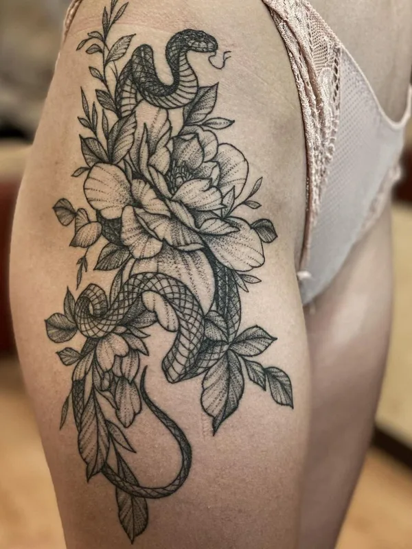 female black blackwork Tatuaggio su thigh #50842 | Tatuatore Александр Уколов