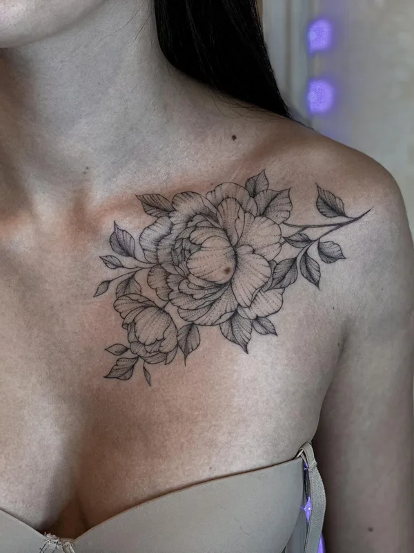female black and grey fineline Tatuaggio su collarbone #50846 | Tatuatore Александр Уколов