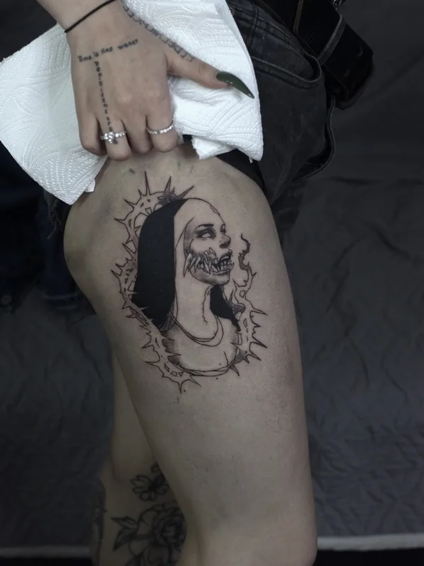 female black blackwork татуировка на thigh #64298 | Тату мастер Пантель Воронеж