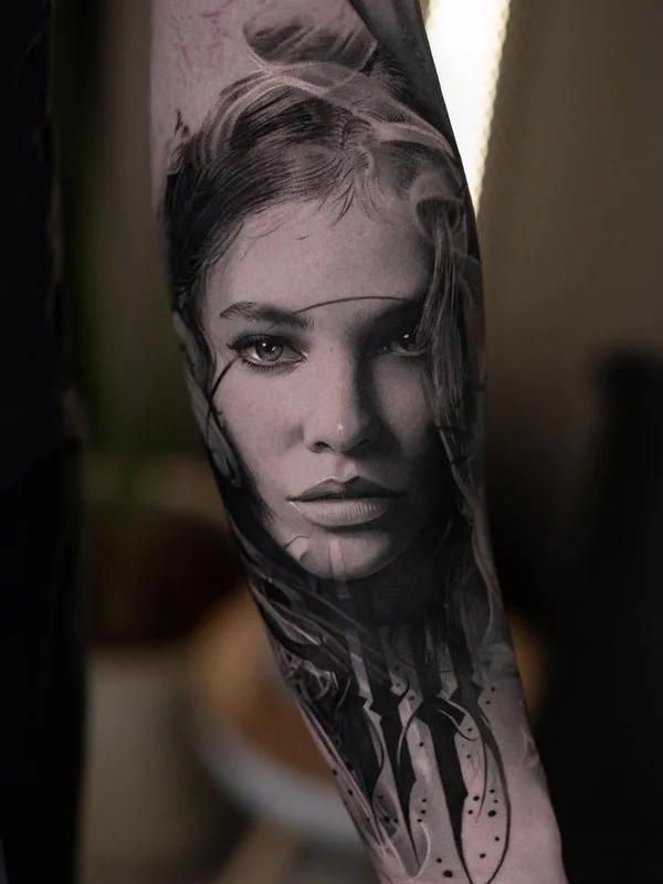 female black and grey realism tatouage sur forearm #65084 | Artiste tatoueur Stevo Tattoo