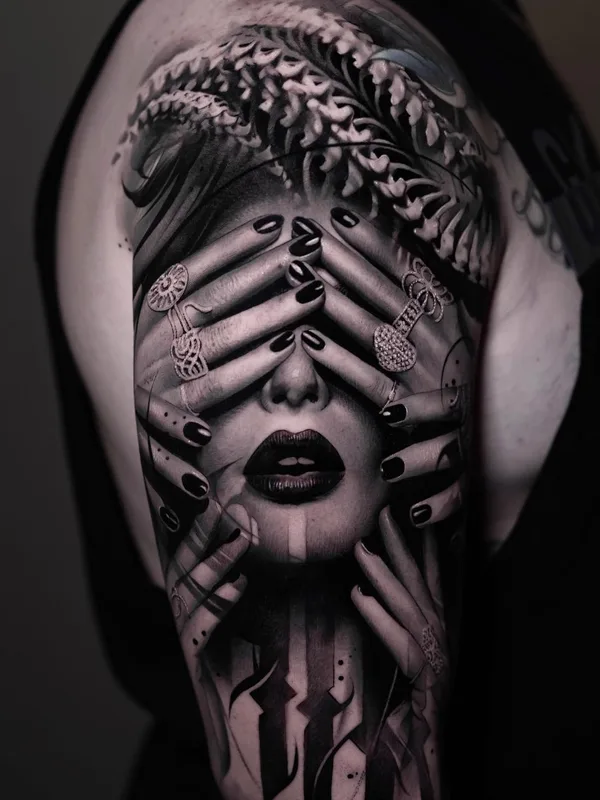 female black and grey realism tatouage sur upper arm #65090 | Artiste tatoueur Stevo Tattoo