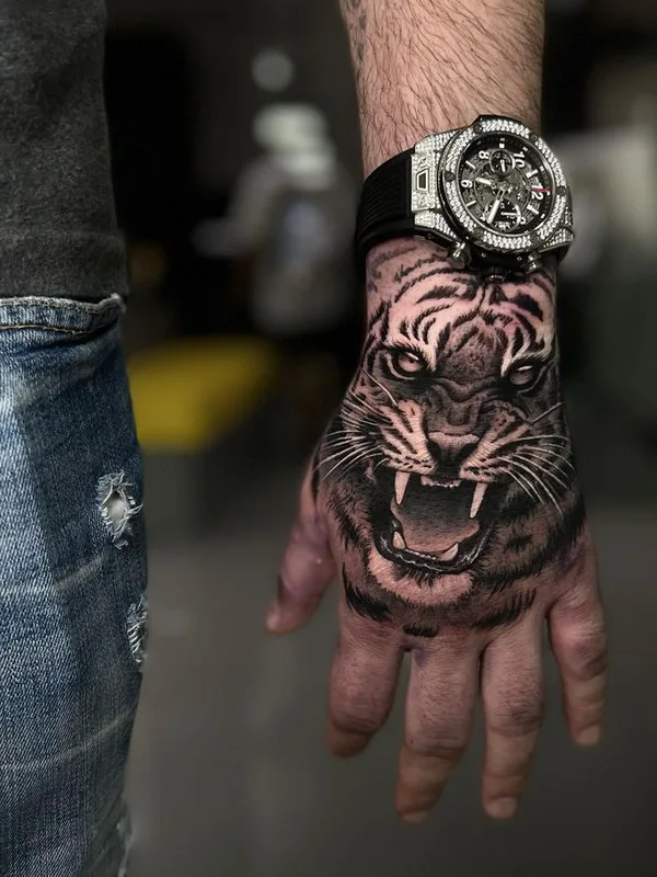 male black and grey realism tatouage sur back of hand #66309 | Artiste tatoueur Rodrigo Piedrabuena