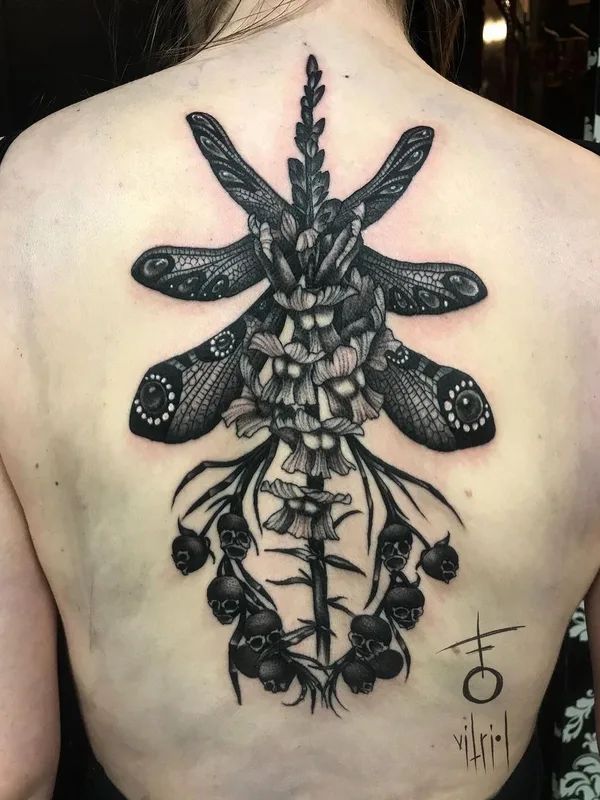 female black and grey blackwork Tatuaggio su upper back #56561 | Tatuatore Vitriol