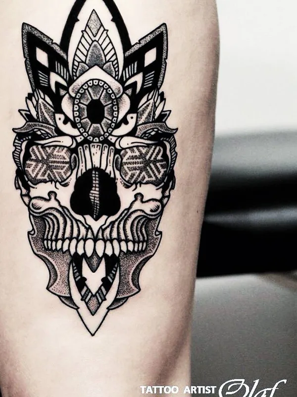 black and grey blackwork tatouage sur thigh #32070 | Artiste tatoueur Olaf Kaminskiy