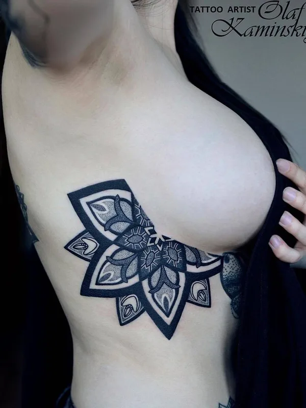 female black and grey ornamental tatouage sur ribcage #32069 | Artiste tatoueur Olaf Kaminskiy