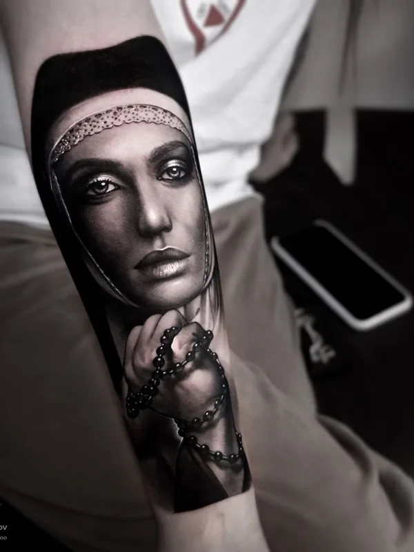 female black and grey realism tatuaje en forearm #37109 | Tatuador Александр Ахмертдинов