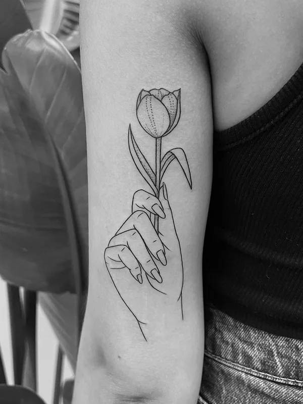 female black and grey fineline tatouage sur forearm #44850 | Artiste tatoueur Bojana