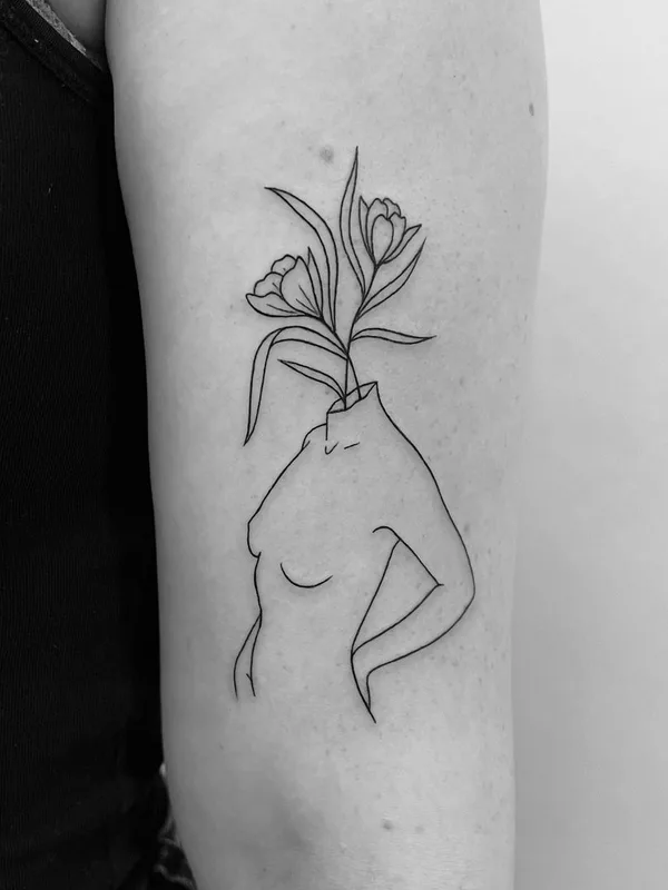 female black linework tatouage sur upper arm #44843 | Artiste tatoueur Bojana