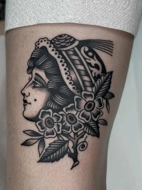 female black and grey traditional татуировка на thigh #45026 | Тату мастер WES WIZ