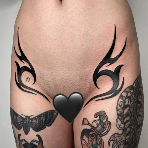 Graphic tattoo by Oliver’s Black Ink in Amsterdam