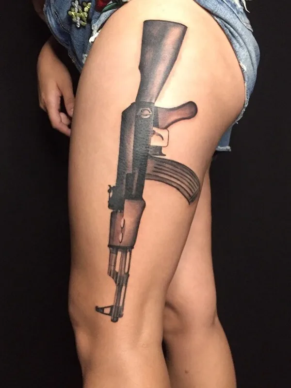 black and grey realism татуировка на thigh #46782 | Тату мастер Иван Дзумик