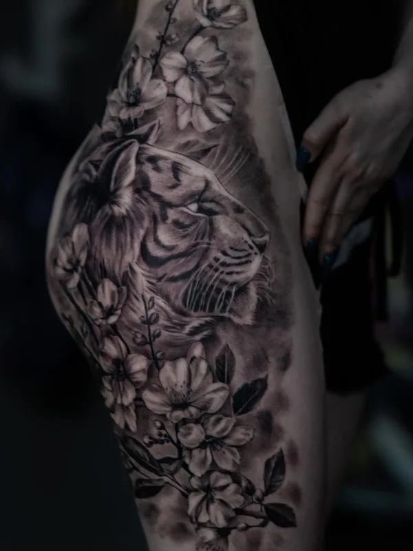 female black and grey realism 타투 부위 thigh #61445 | 타투이스트 Дмитрий Коновалов