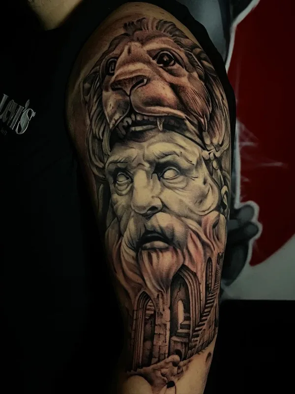 black and grey realism tattoo auf upper arm #61601 | Tätowierer Vladlena Wind