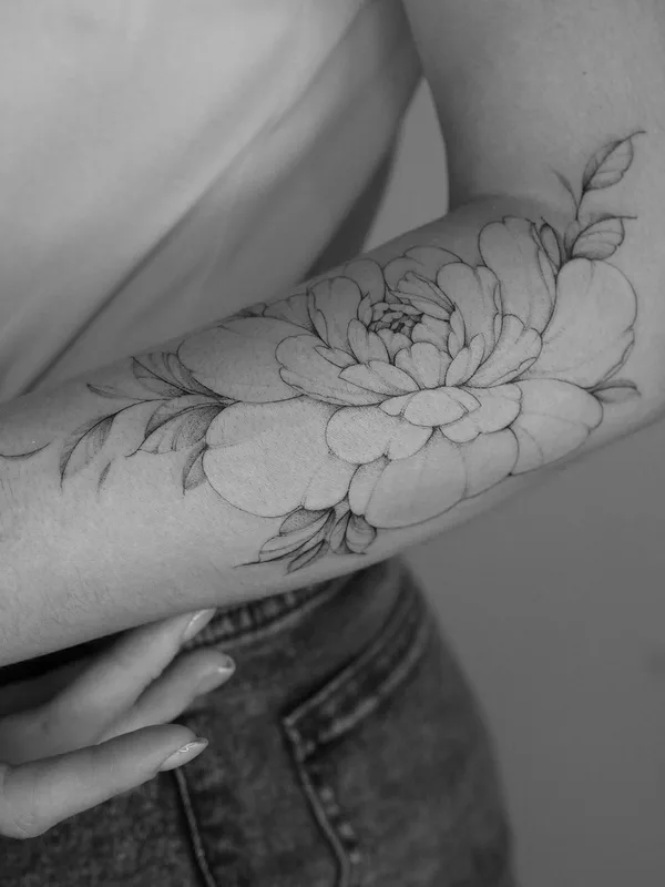 female black and grey fineline tattoo auf forearm #61620 | Tätowierer hhx9inx