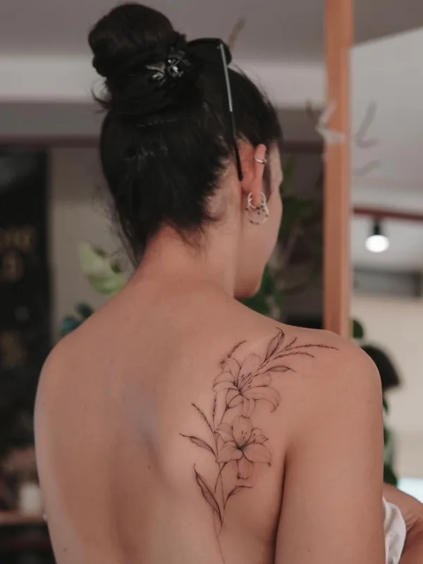 female black and grey fineline tattoo auf shoulder blade #61612 | Tätowierer hhx9inx