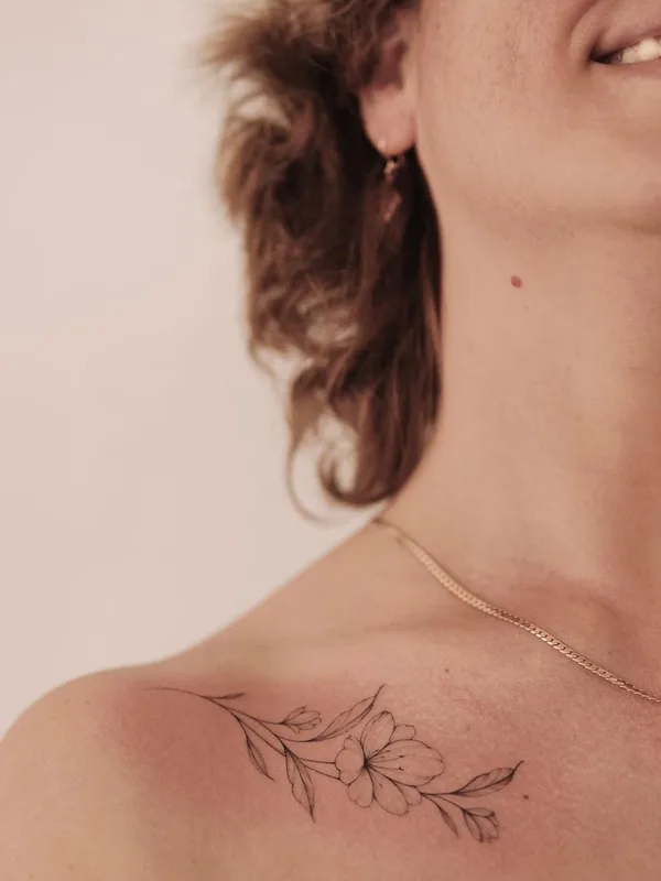 female black fineline tattoo auf shoulder #61611 | Tätowierer hhx9inx