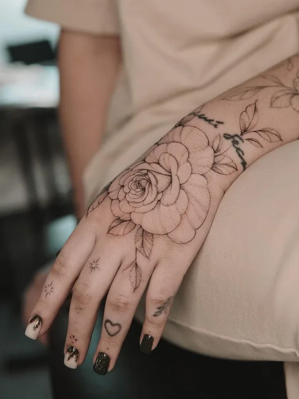 female black fineline tattoo auf hand #61614 | Tätowierer hhx9inx
