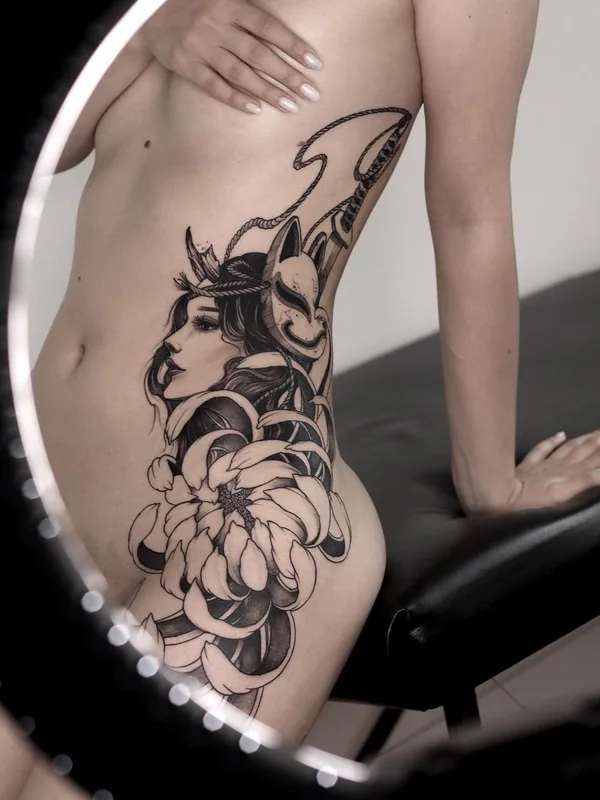 female black and grey blackwork tattoo auf side #61624 | Tätowierer Abra Tattoo