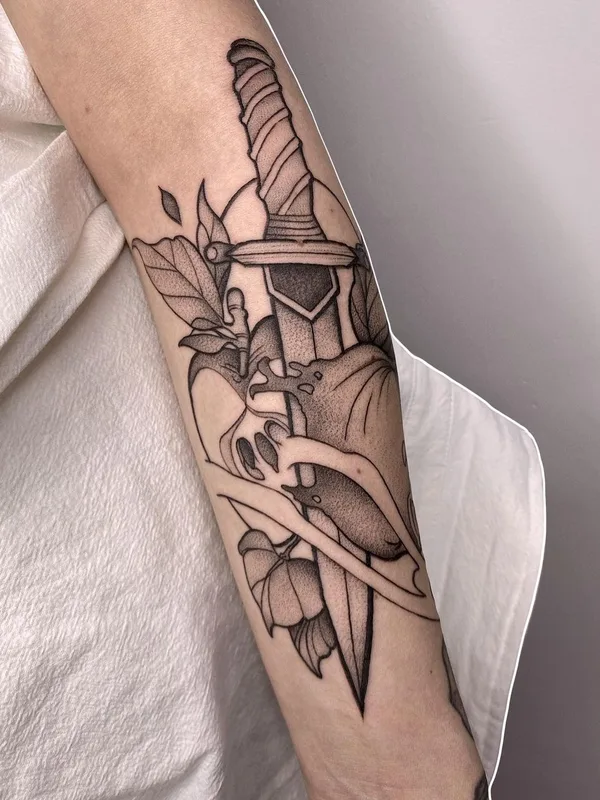 black and grey blackwork tatouage sur forearm #50938 | Artiste tatoueur Яна