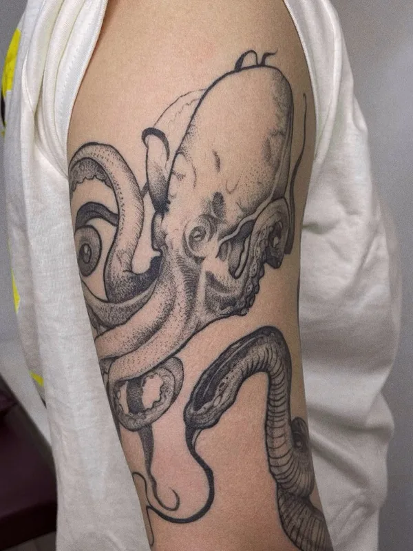black and grey black and grey tatouage sur upper arm #50940 | Artiste tatoueur Яна