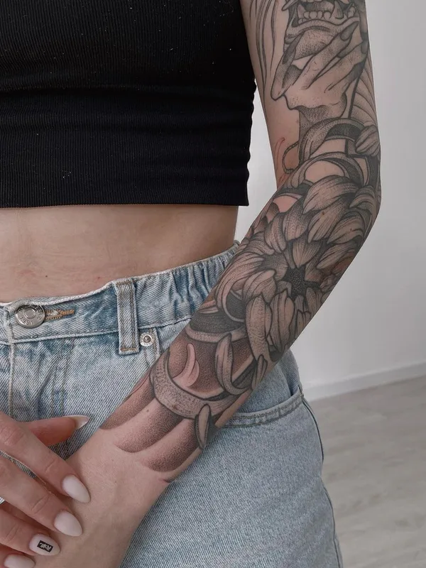 female black and grey black and grey tatouage sur full sleeve #50948 | Artiste tatoueur Яна