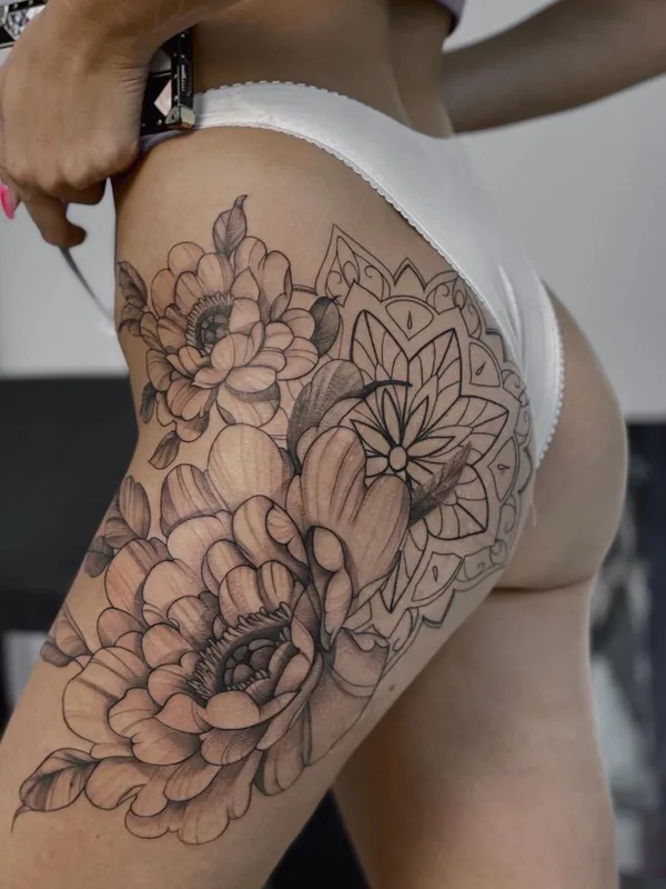 female black and grey blackwork tatouage sur thigh #50950 | Artiste tatoueur Яна