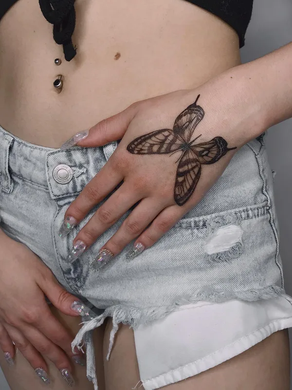 female black linework tatouage sur back of hand #50947 | Artiste tatoueur Яна